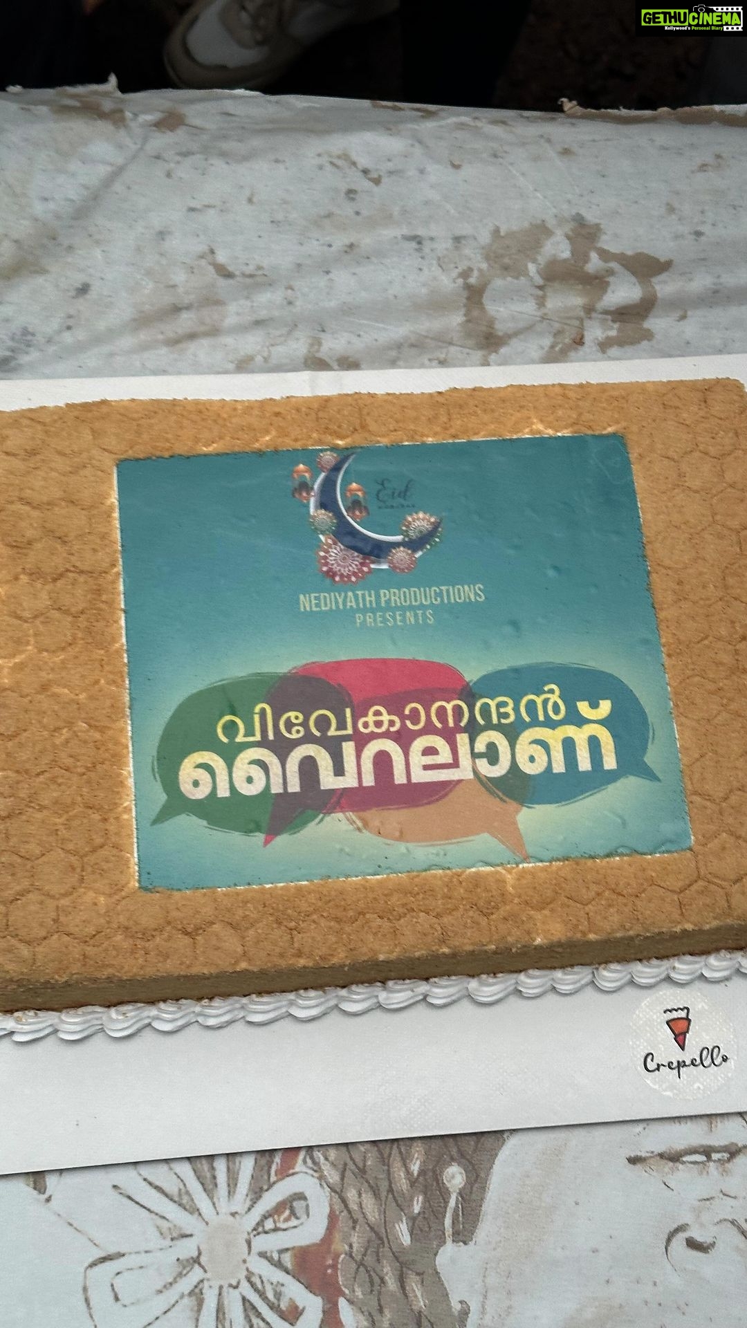 Swasika Instagram - This eid is not just an "EID" to us..v celebrtd make up artist pandyan annan's 50th year of victory in cinema...happiness to sharing achivemntz together too ..i was soo touched to wch the whole crew of @vivekanandanviralaanu team cheering for him..so this eid is special @pillai_manju @grace_antonyy @shinetomchacko_official @swasikavj @ashi_angela_official @sabi_christy @johnyantonyofficial #vivekanandanviralaanu #shinetomchacko #swasika #malayalamcinema