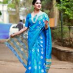 Swasika Instagram - Embracing life's vibrant blue 💙 Mua : @aneeshcbabumakeupartist Styling: @nithinsuresh_su Saree : @pavilabyanuradhanair Blouse : @navamimypassionyourfashion Jewellery: @kaya_online_ Photography: @omorfia_media #swasika #swasikavj #saree #lifemusings #skyblue #bluelove