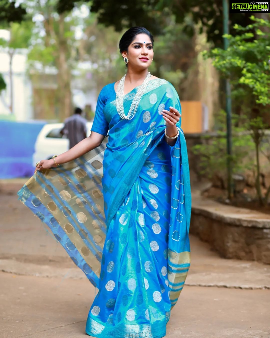 Swasika Instagram - Embracing life's vibrant blue π Mua : @aneeshcbabumakeupartist Styling: @nithinsuresh_su Saree : @pavilabyanuradhanair Blouse : @navamimypassionyourfashion Jewellery: @kaya_online_ Photography: @omorfia_media #swasika #swasikavj #saree #lifemusings #skyblue #bluelove