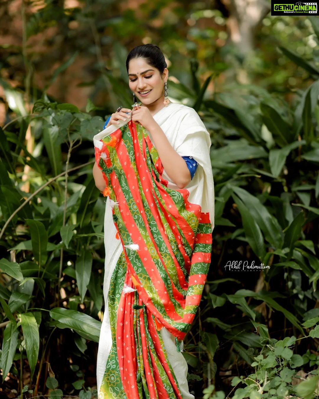 Swasika Instagram - A touch of simplicity and a dash of colorful boldness! In love with the saree . Mua : @abilashchickumakeupartist Saree : @byhand.in Stylist : @amal_gop Jewellery: @anokhi_priyakishore Photography: @akhil_photography_tvm #SimpleYetBold #SareeGlam #swasika