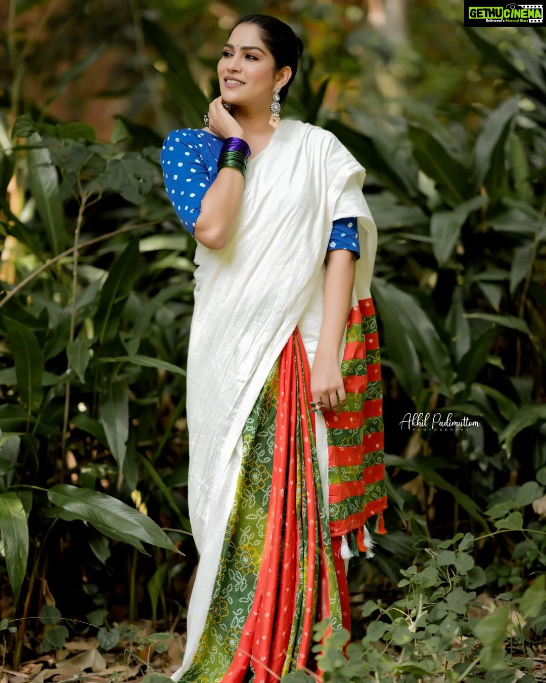 Swasika Instagram - A touch of simplicity and a dash of colorful boldness! In love with the saree . Mua : @abilashchickumakeupartist Saree : @byhand.in Stylist : @amal_gop Jewellery: @anokhi_priyakishore Photography: @akhil_photography_tvm #SimpleYetBold #SareeGlam #swasika