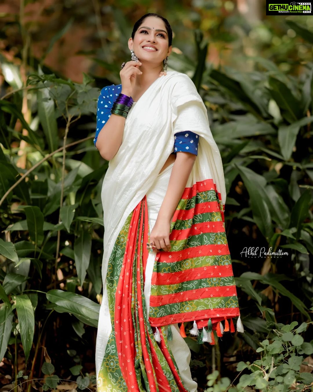 Swasika Instagram - A touch of simplicity and a dash of colorful boldness! In love with the saree . Mua : @abilashchickumakeupartist Saree : @byhand.in Stylist : @amal_gop Jewellery: @anokhi_priyakishore Photography: @akhil_photography_tvm #SimpleYetBold #SareeGlam #swasika