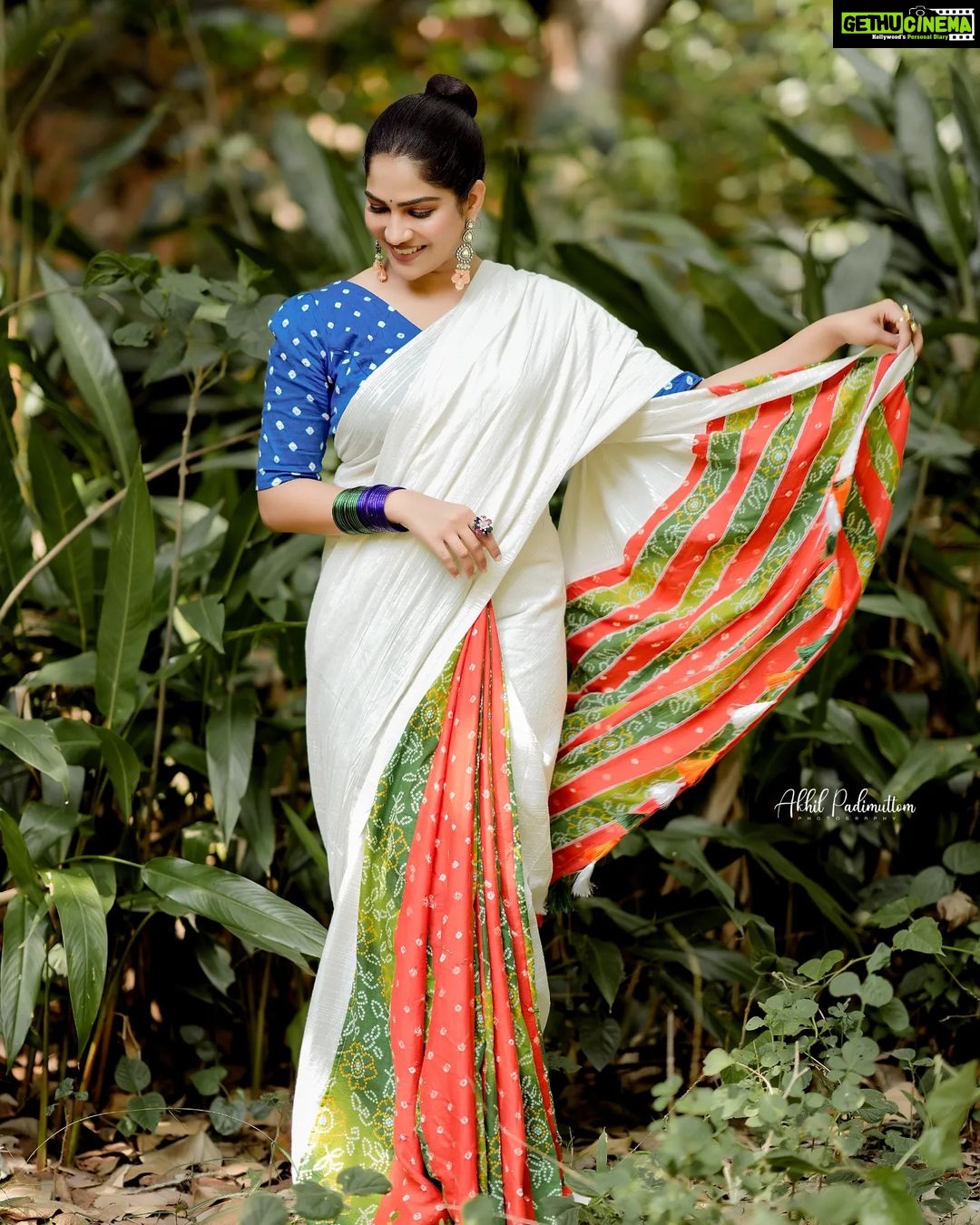 Swasika Instagram - A touch of simplicity and a dash of colorful boldness! In love with the saree . Mua : @abilashchickumakeupartist Saree : @byhand.in Stylist : @amal_gop Jewellery: @anokhi_priyakishore Photography: @akhil_photography_tvm #SimpleYetBold #SareeGlam #swasika