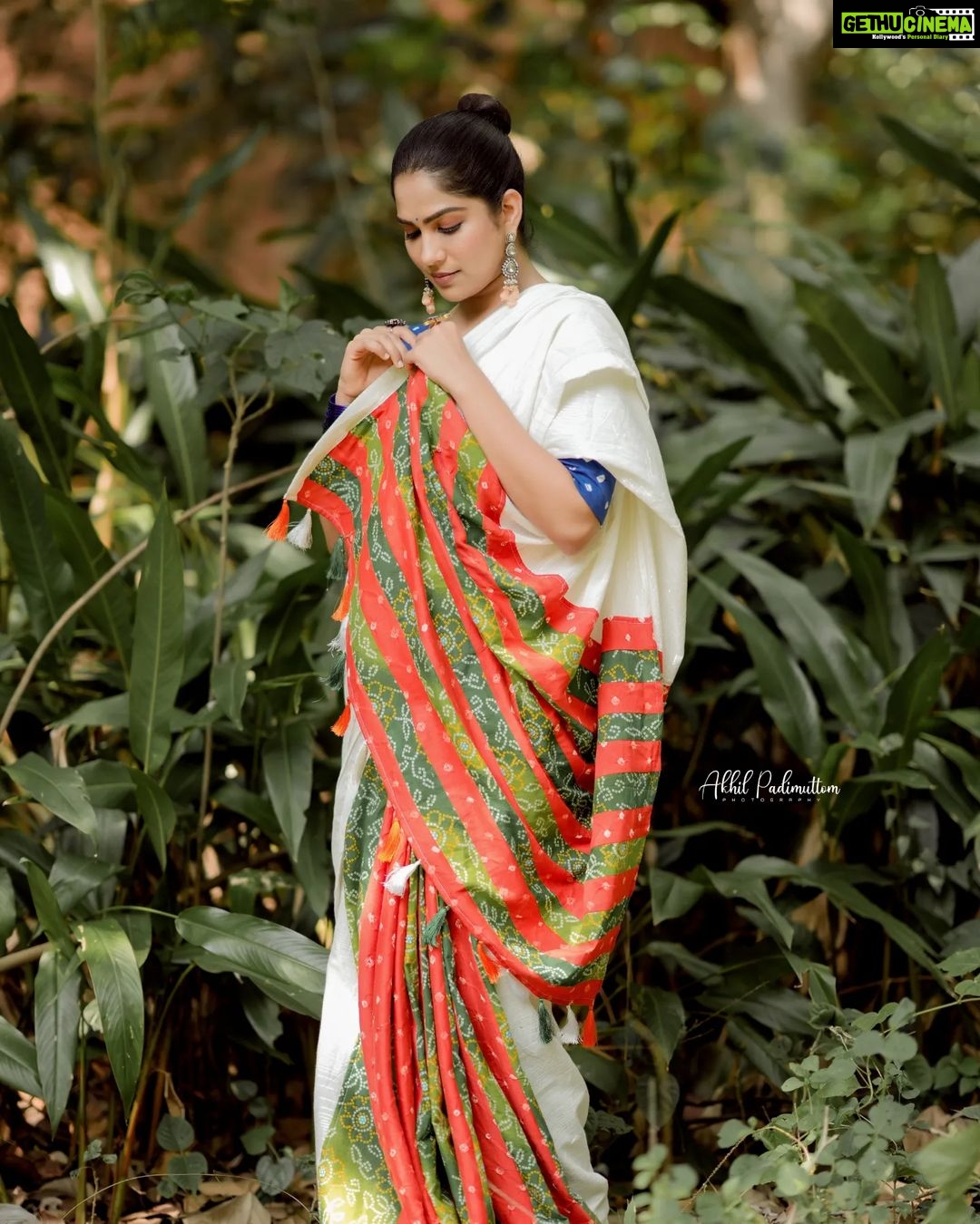 Swasika Instagram - A touch of simplicity and a dash of colorful boldness! In love with the saree . Mua : @abilashchickumakeupartist Saree : @byhand.in Stylist : @amal_gop Jewellery: @anokhi_priyakishore Photography: @akhil_photography_tvm #SimpleYetBold #SareeGlam #swasika