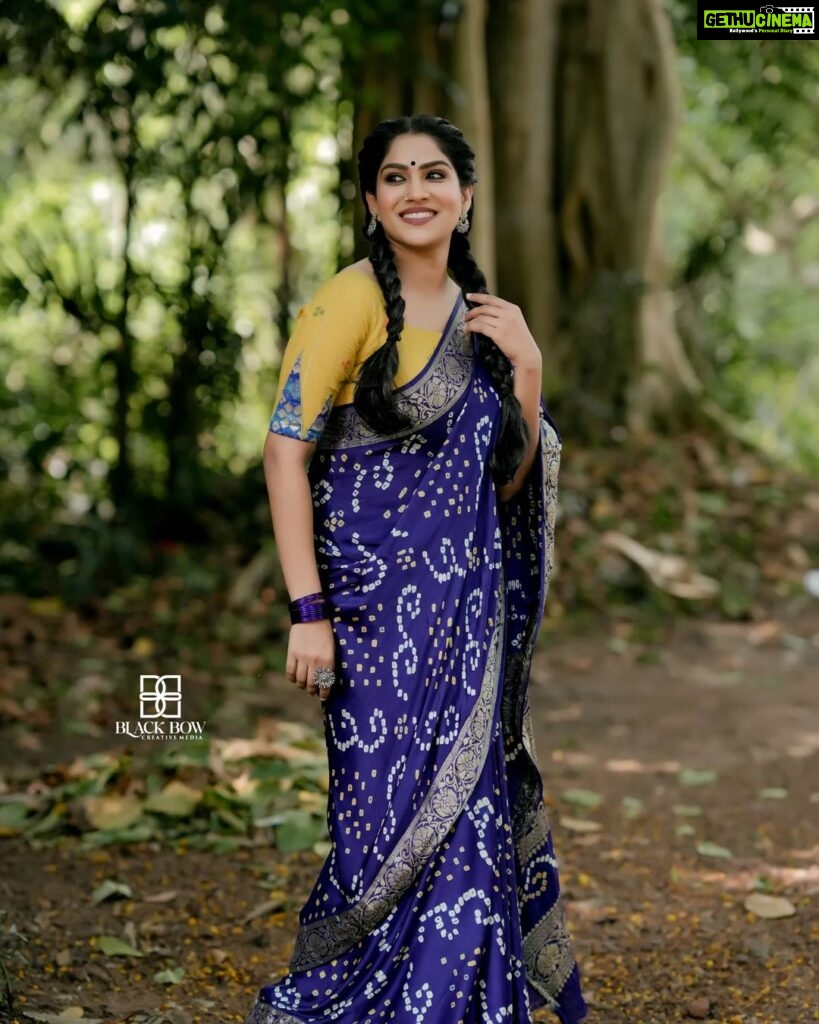 Swasika Instagram - The beautiful @swasikavj slaying a pretty colourful saree and a peppy look . Mua: @abilashchickumakeupartist Saree : @byhand.in Styling: @amal_gop Jewelleries: @canisaperidot Photography: @akhil_photography_tvm #swasikavj #abilashchickumakeupartist #sareelook #bluesaree #blouse