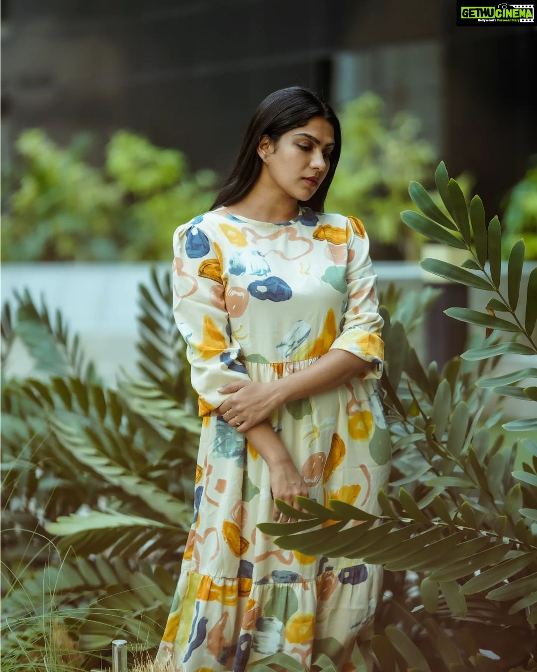 Swasika Instagram - Let flowers bloom in your heart, scattering their vibrant hues of joy and hope. And in the midst of it all, wear a smile that radiates the sheer bliss of existence. Dress : @clubwomensofficial Photography: @shamseersiddique #swasikavj #swasika #dubaidays #mydubai