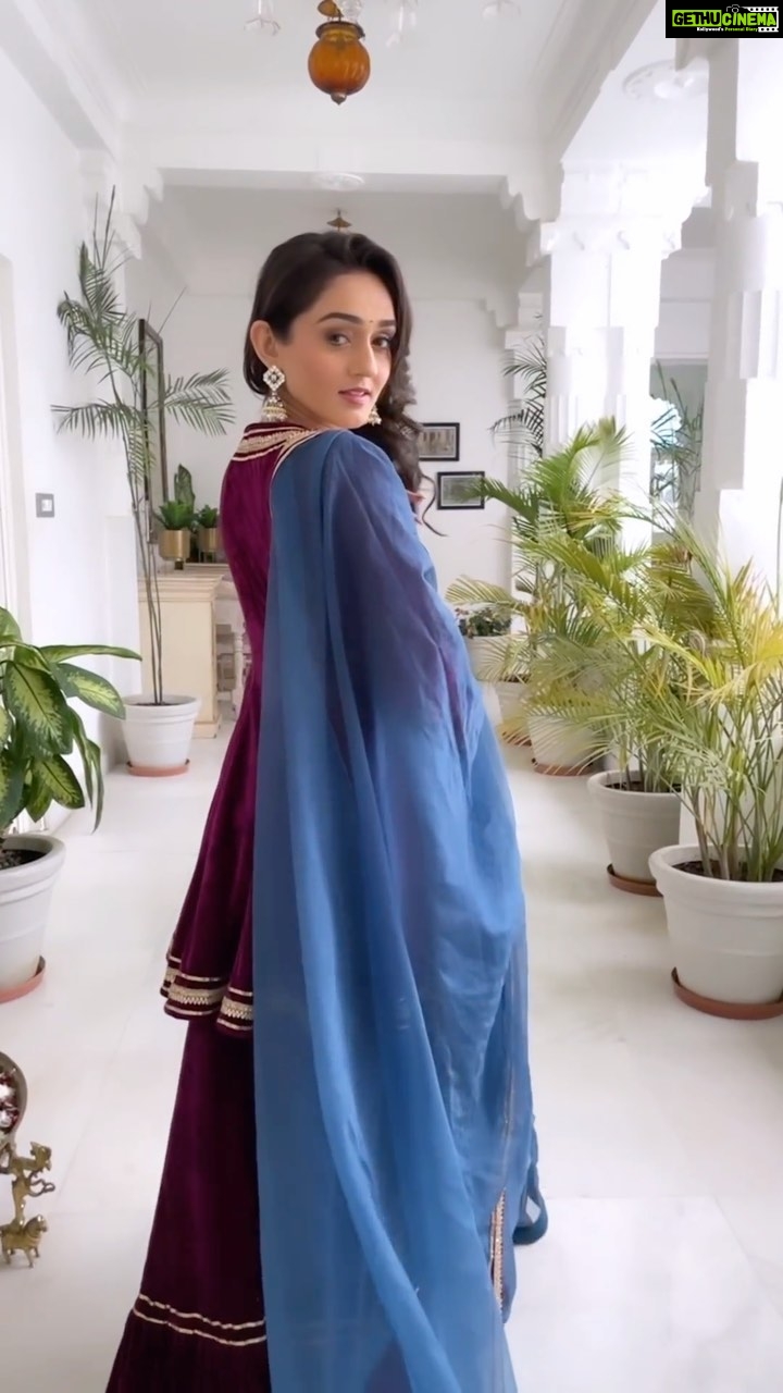Tanya Sharma Instagram - Zara kabhi 🤍 . . #reels #reelkarofeelkaro #reelsinstagram #reelitfeelit #indian #indiangirls #slowmo #love #grateful #tanyasharma