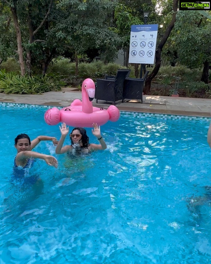 Tanya Sharma Instagram - Before and after pool effects 🤣🤣 . . Swipe right 🤣 #poolparty #alibaug #staycation #friends #fun #ssk2 #tanyasharma