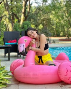 Tanya Sharma Instagram - Before and after pool effects 🤣🤣 . . Swipe right 🤣 #poolparty #alibaug #staycation #friends #fun #ssk2 #tanyasharma