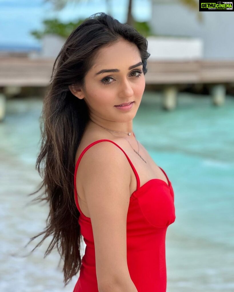 Tanya Sharma Instagram - Sharabi ye dil hogya 🫠 . . Some pictures just cannot do justice to this beautiful place! Blessed and always grateful for this lovely travel opportunity 🥺 #grateful #maldives #saturdayvibes #reddress #travel #tanyasharma #love