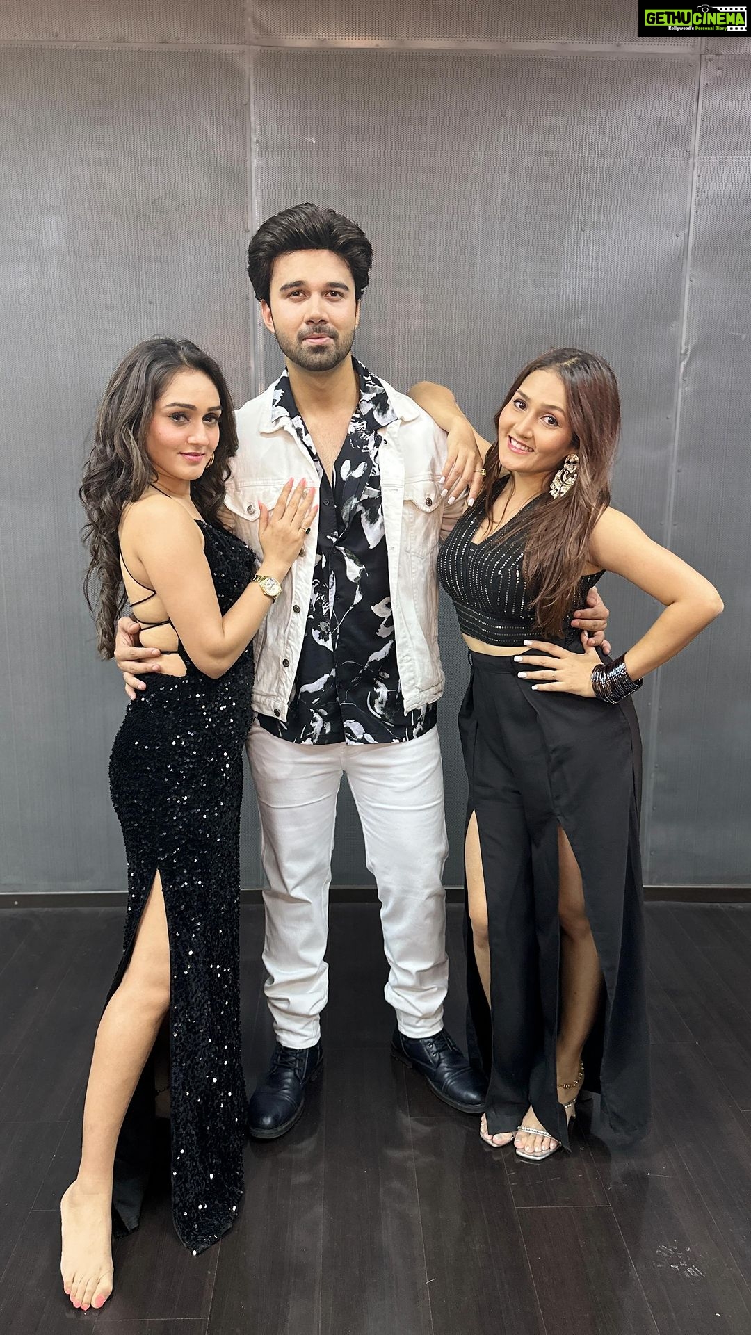 Tanya Sharma Instagram - Mere Mehboob Mere Sanam ππ§ββοΈπ Choreographed by the supremely talented: @iamjuzjai DOP & Edit: @vikasgorule @iamsrk @iamsonalibendre @iamjuhichawla @saregama_official Studio: @ac0studios MUA of Avinash: @mithun_rathodrathod Asst. Of Avinash: @siddiq_015 @avinashmukherjee_ @tanyasharma27 @kreetika10 #tanyasharma #kreetikasharma #avinashmukherjee #shahrukhkhan #reels #reelkarofeelkaro #meremehboobmeresanam #trending #srk #explore Mumbai, Maharashtra