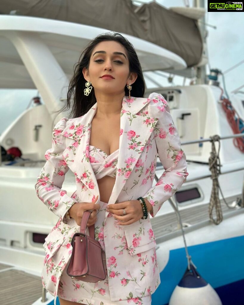Tanya Sharma Instagram - This is what you missed 🤭 . . Styled by @rimadidthat Outfit @papzclothing Earrings @trazenie Did a lovely sail with @saillanka last weekend ! @scy.awards @goldcoastfilmsofficial #saillanka #saillankacharter #scyisthelimit #srilanka #grateful #sailing #formals #tanyasharma