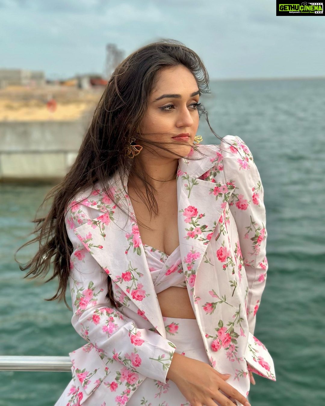 Tanya Sharma Instagram - This is what you missed 🤠. . Styled by @rimadidthat Outfit @papzclothing Earrings @trazenie Did a lovely sail with @saillanka last weekend ! @scy.awards @goldcoastfilmsofficial #saillanka #saillankacharter #scyisthelimit #srilanka #grateful #sailing #formals #tanyasharma