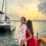 Tanya Sharma Instagram - This is what you missed 🤭 . . Styled by @rimadidthat Outfit @papzclothing Earrings @trazenie Did a lovely sail with @saillanka last weekend ! @scy.awards @goldcoastfilmsofficial #saillanka #saillankacharter #scyisthelimit #srilanka #grateful #sailing #formals #tanyasharma