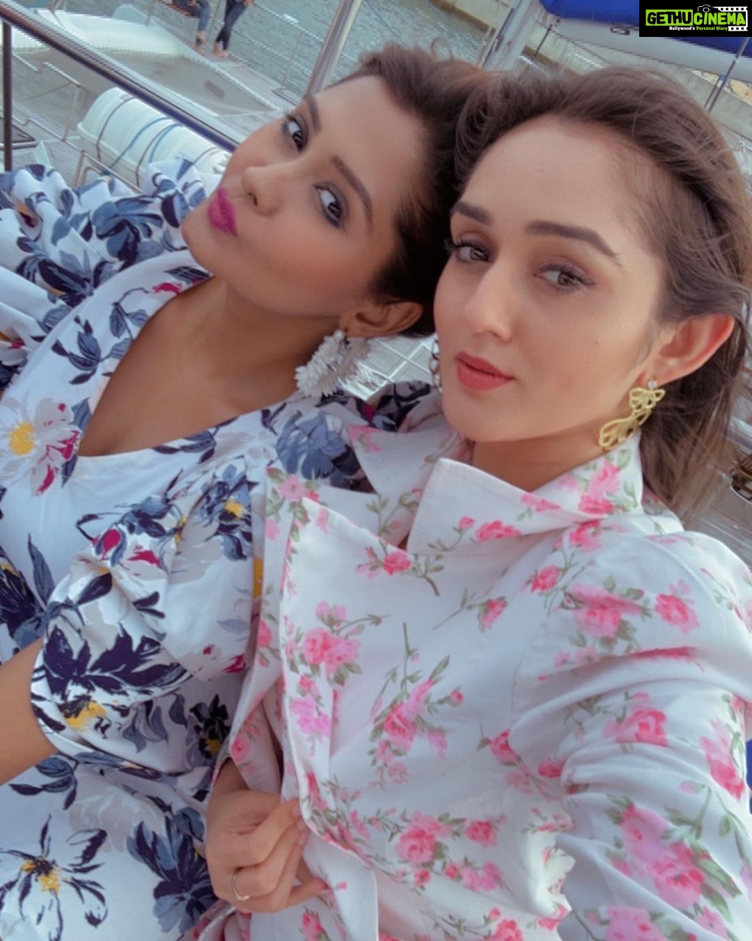 Tanya Sharma Instagram - This is what you missed 🤭 . . Styled by @rimadidthat Outfit @papzclothing Earrings @trazenie Did a lovely sail with @saillanka last weekend ! @scy.awards @goldcoastfilmsofficial #saillanka #saillankacharter #scyisthelimit #srilanka #grateful #sailing #formals #tanyasharma