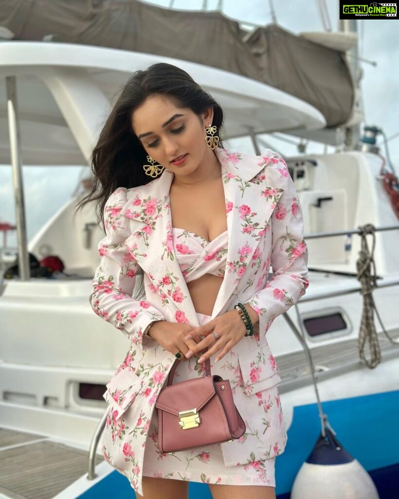 Tanya Sharma Instagram - This is what you missed 🤭 . . Styled by @rimadidthat Outfit @papzclothing Earrings @trazenie Did a lovely sail with @saillanka last weekend ! @scy.awards @goldcoastfilmsofficial #saillanka #saillankacharter #scyisthelimit #srilanka #grateful #sailing #formals #tanyasharma