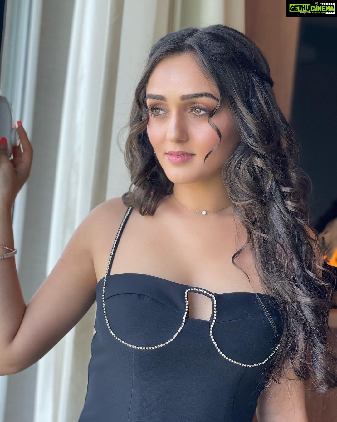 Tanya Sharma Instagram - Cause you're hot, then you're cold 😉 . . Makeup - @pakumar3021 Hair - @vishwkarma.naina The Westin Mumbai Powai Lake
