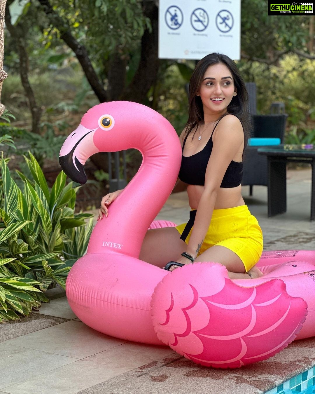 Tanya Sharma Instagram - Before and after pool effects 🤣🤣 . . Swipe right 🤣 #poolparty #alibaug #staycation #friends #fun #ssk2 #tanyasharma