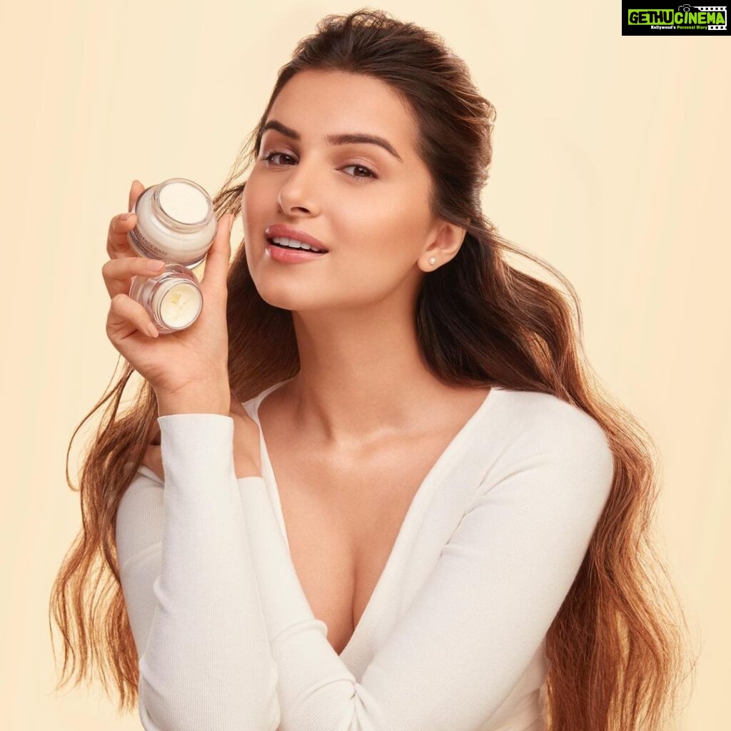 Tara Sutaria Instagram - Get your winter glow with my favorite, Vitamin Enriched Face Base — a blend of Vitamins B, C and E that helps instantly hydrate, plump and prep skin for a fresh, healthy-looking glow. This multitasking, moisturizing primer starts at Rs.1,090 only. Shop my glow-to and indulge in exciting offers! #BobbiBrownIndia #BobbiBrown #BobbiBrownXTaraSutaria