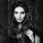 Tara Sutaria Instagram - Many moons ago. 🤍 No make up ( just some kohl ) no hairstyling and no airbrushing - Such sweet memories with the best… @farrokhchothia Thank you, FC! 🖤🤍