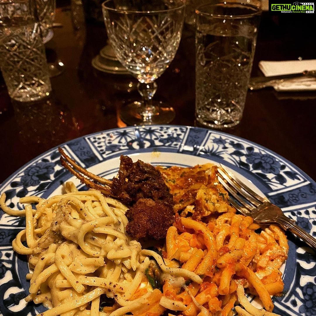 Tara Sutaria Instagram - Mid week cravings at mi Casa! Here’s what we cooked - Bucatini in spicy Calabrian 🌶 and vodka sauce with burrata, Parmesan lamb chops, (god bless Nigella ) Cacio e Pepe, sundried tomato and creamy avocado chicken salad, lasagne and the best jam pie’s ever!