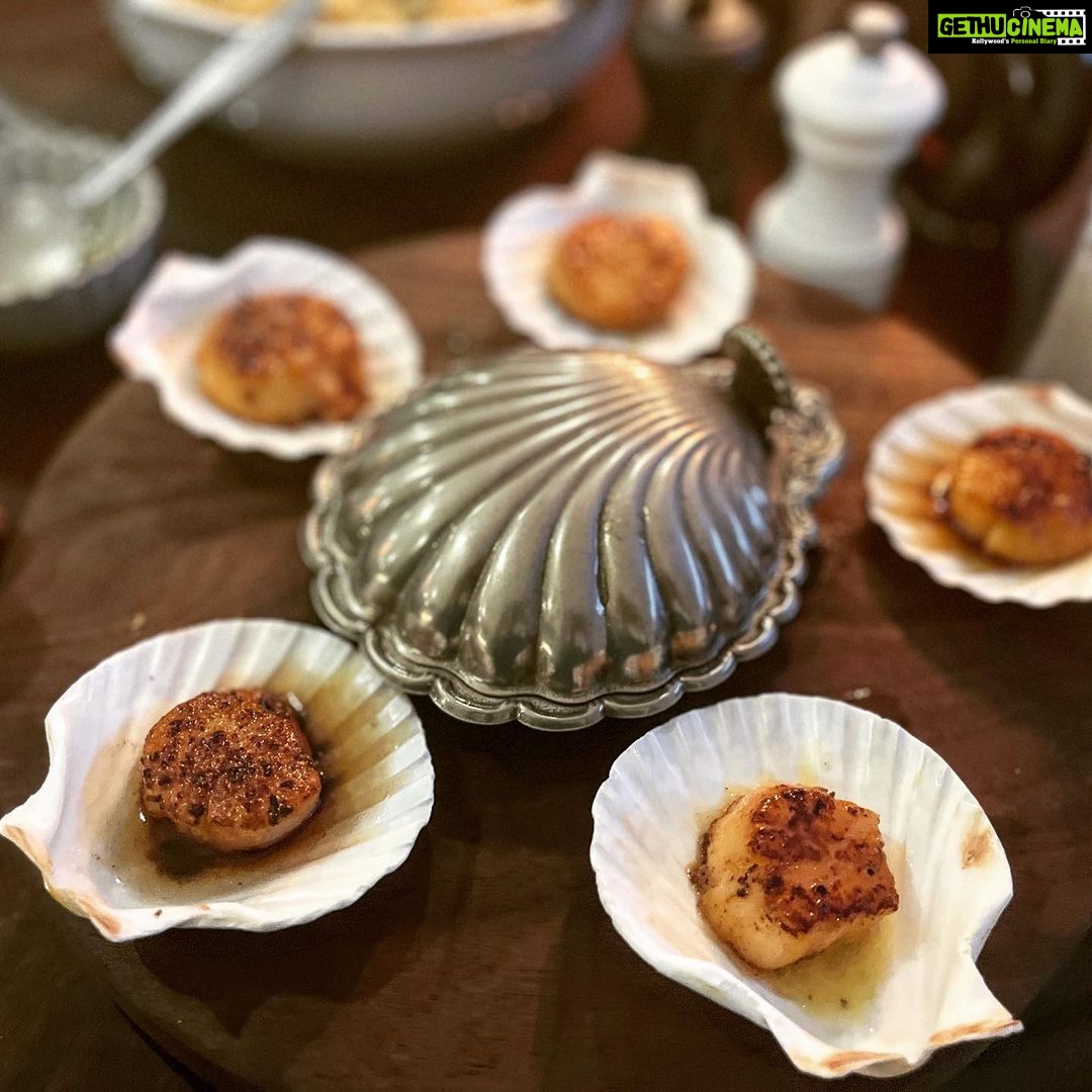 Tara Sutaria Instagram - Chefs P & T cooked up their favs for dinner tonight. Pan seared scallops in lemon butter and black truffle spaghetti with a splash of white wine and cold tomato and burrata on garlic butter toasts.. DIVINE!
