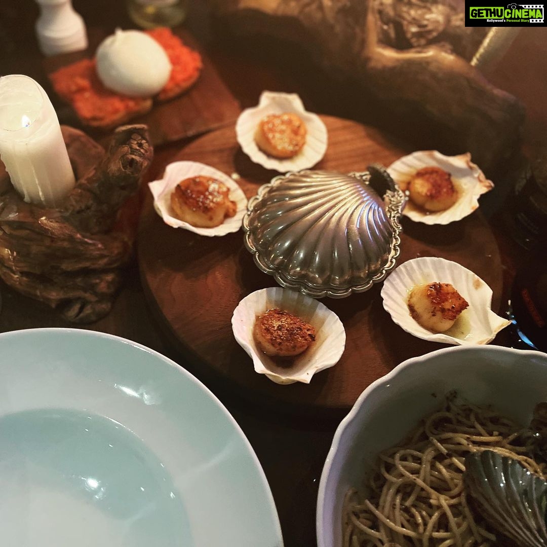 Tara Sutaria Instagram - Chefs P & T cooked up their favs for dinner tonight. Pan seared scallops in lemon butter and black truffle spaghetti with a splash of white wine and cold tomato and burrata on garlic butter toasts.. DIVINE!
