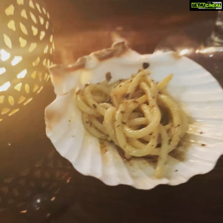Tara Sutaria Instagram - Chefs P & T cooked up their favs for dinner tonight. Pan seared scallops in lemon butter and black truffle spaghetti with a splash of white wine and cold tomato and burrata on garlic butter toasts.. DIVINE!