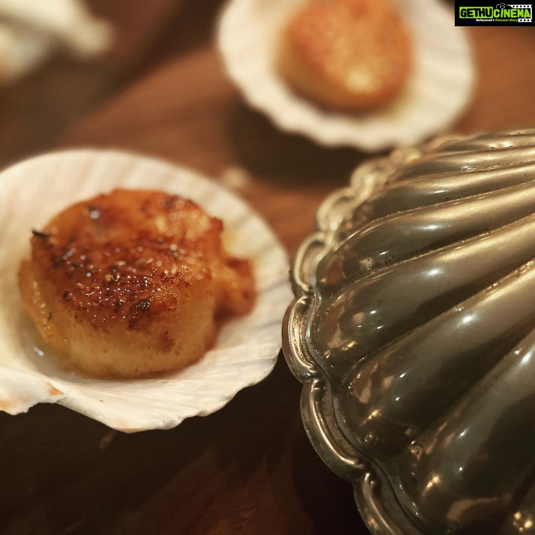 Tara Sutaria Instagram - Chefs P & T cooked up their favs for dinner tonight. Pan seared scallops in lemon butter and black truffle spaghetti with a splash of white wine and cold tomato and burrata on garlic butter toasts.. DIVINE!