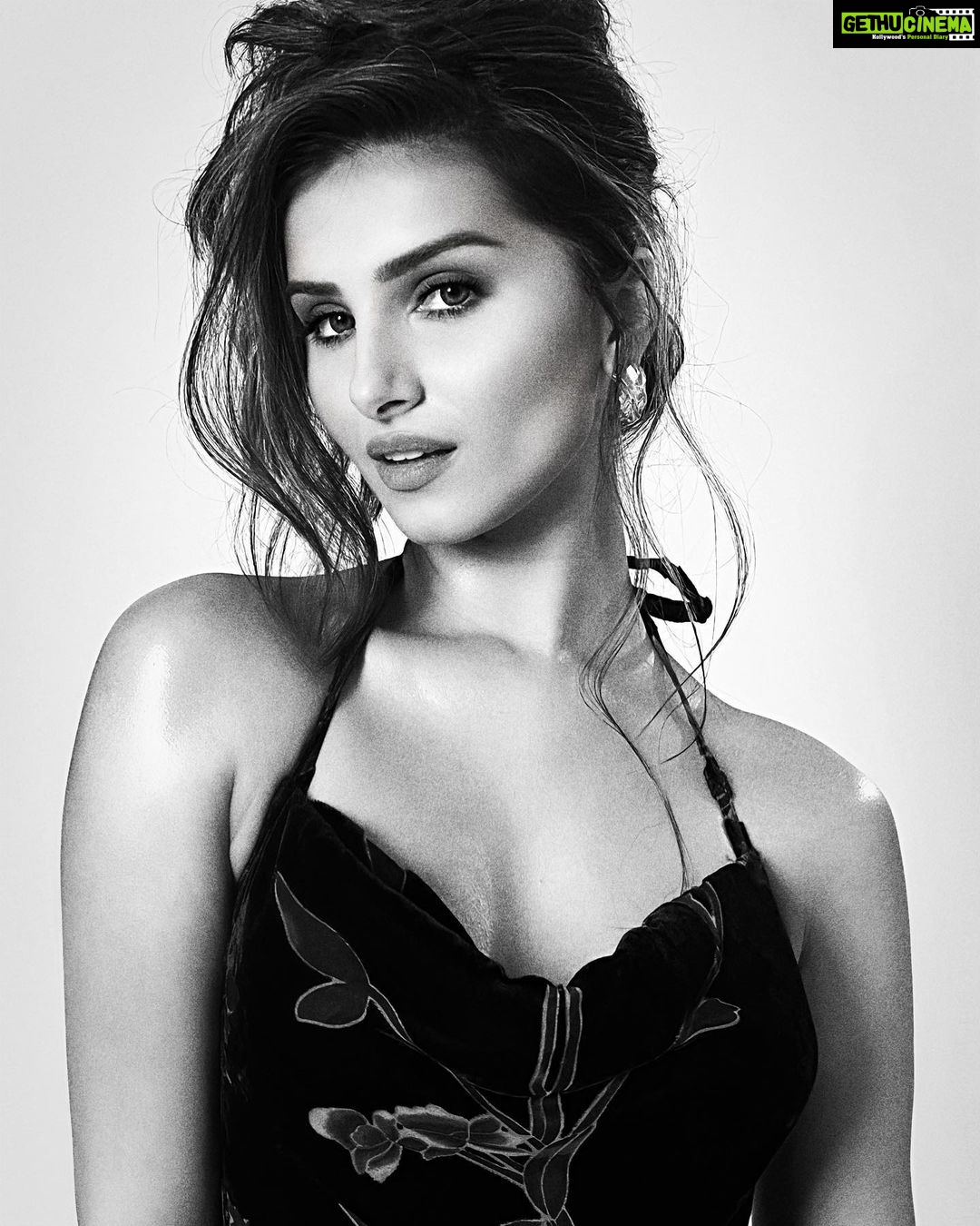Tara Sutaria Instagram - Hold your own.. Know your name, and go your own way 🎵🖤