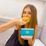 Tara Sutaria Instagram - Who else plans their dinner menu at lunch? #AlwaysHungry 🥹🍔♥️