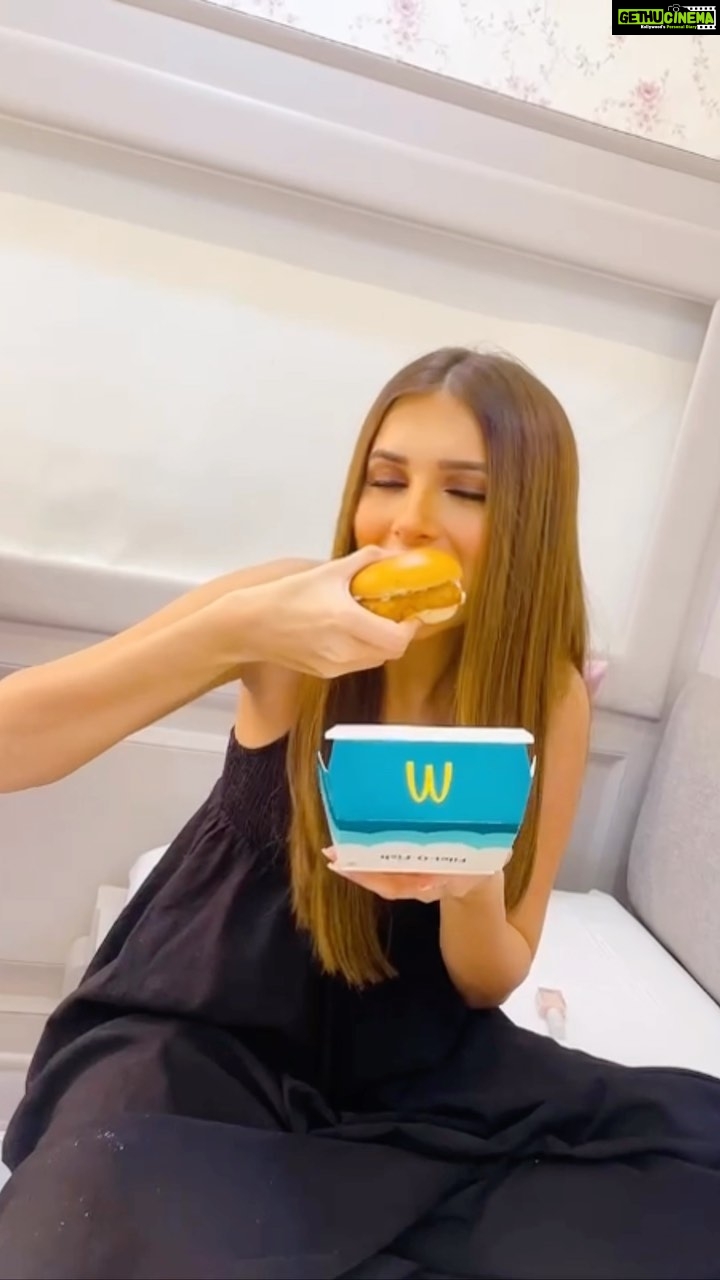 Tara Sutaria Instagram - Who else plans their dinner menu at lunch? #AlwaysHungry 🥹🍔♥️