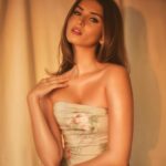 Tara Sutaria Instagram - Dancing with myself🌺✨