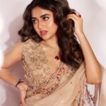 Tejasswi Prakash Instagram - To the people in my life who make me smile, support me and bring me joy… a big thank you 🙏 #dadasahebphalkeawards #naagin6 #bestactresstelevision . . . Wearing @shashagabaofficial Necklace & Rings @karishma.joolry Bracelet @goldsmiths_jewellery Styling @shreejarajgopal Style assistant @dhwanii.jain 📸 @visualaffairs_va Makeup @jyotiiadvani.artistry