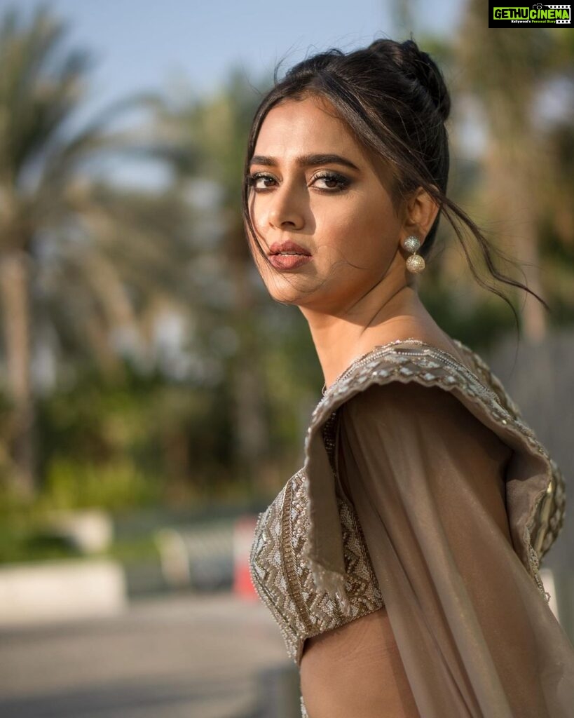 Tejasswi Prakash Instagram - Aim for the sun and let the shadows fall back… . . . Outfit - @kalkifashion Accessories - @mozaati Styled by - @sheefajgilani Assisted by - @styledbyastha @kashishsinhaaa Coordinated by - @niyoshi.jain @tanyasadwhiny 📸 @that.nikhil