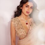 Tejasswi Prakash Instagram - To the people in my life who make me smile, support me and bring me joy… a big thank you 🙏 #dadasahebphalkeawards #naagin6 #bestactresstelevision . . . Wearing @shashagabaofficial Necklace & Rings @karishma.joolry Bracelet @goldsmiths_jewellery Styling @shreejarajgopal Style assistant @dhwanii.jain 📸 @visualaffairs_va Makeup @jyotiiadvani.artistry