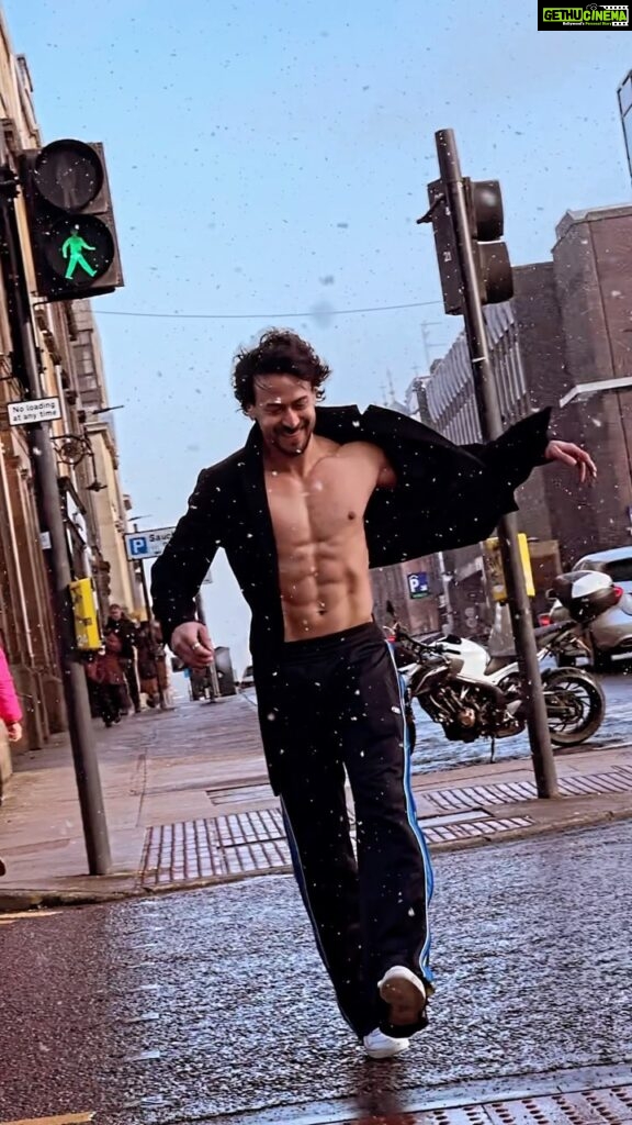 Tiger Shroff Instagram - I think the lovely people out here think im crazy to walk around the city in snow storms like this..😅