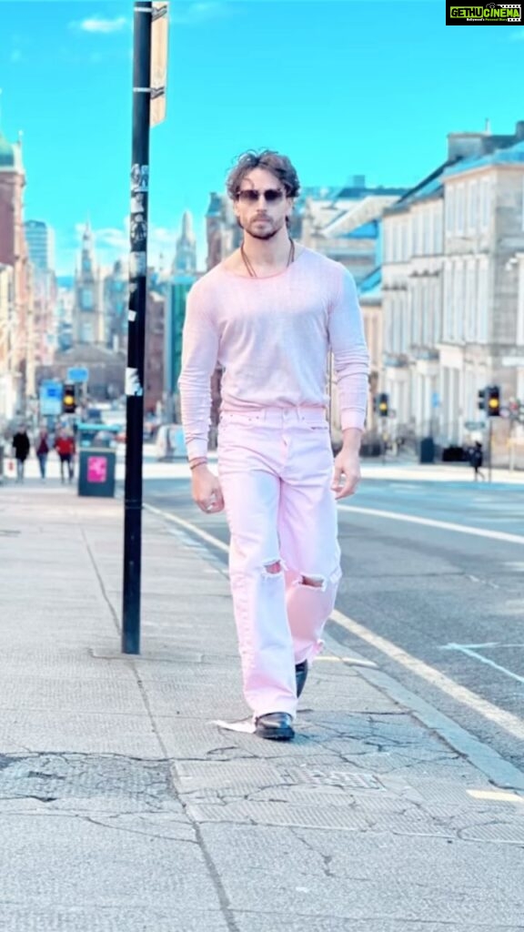 Tiger Shroff Instagram - Showing up in true action hero colors 😅💖🎀