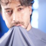Tiger Shroff Instagram - Was hungry…so @avigowariker made me eat my shirt 📸