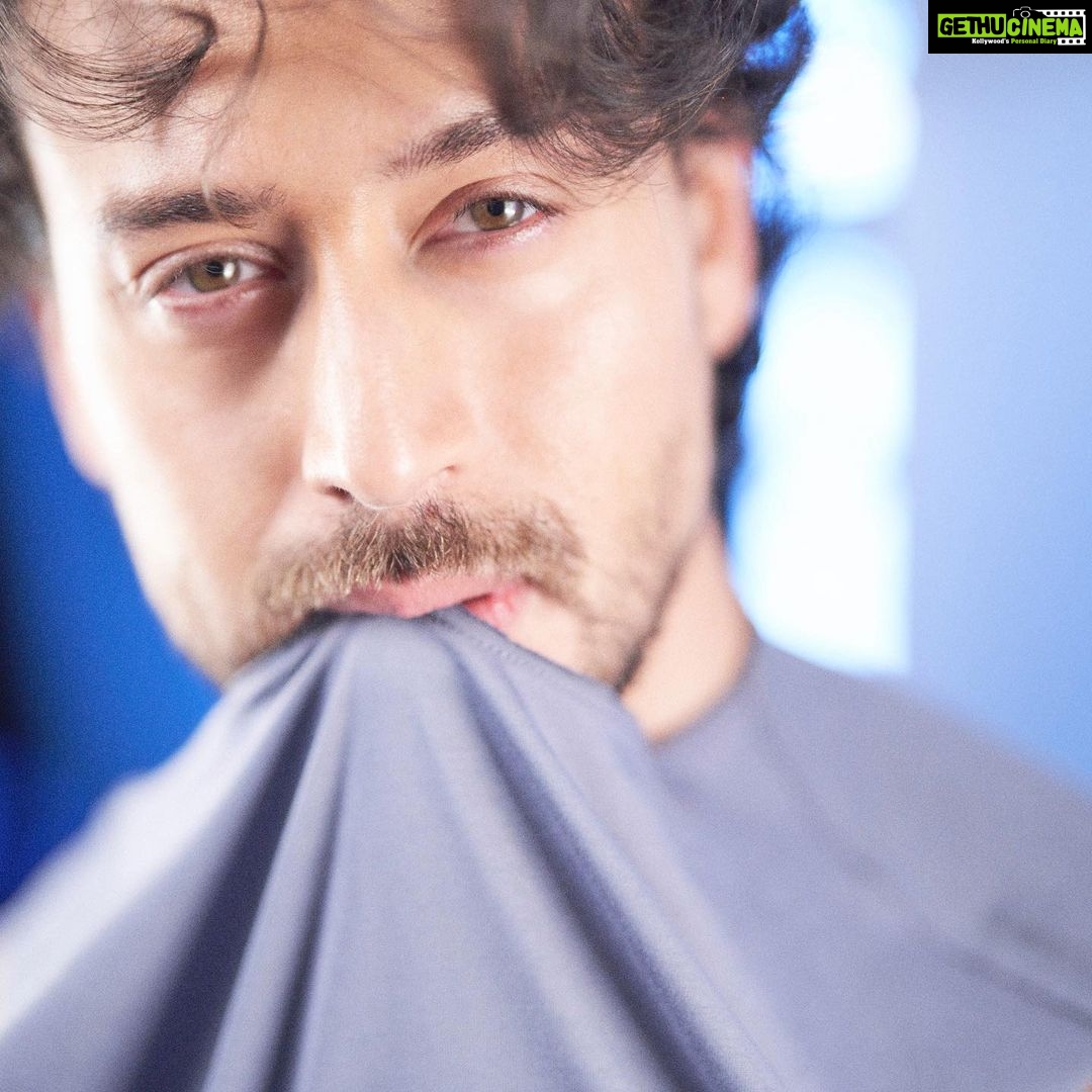 Tiger Shroff Instagram - Was hungry…so @avigowariker made me eat my shirt 📸