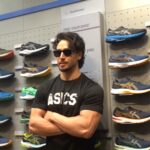 Tiger Shroff Instagram - @tigerjackieshroff unveiled the all-new ASICS store at @dlfmallofindia, Noida and mesmerized his fans with his moves and his style. Here’s a sneak peek of the event and the excitement that followed. #ASICSIN #SoundMindSoundBody