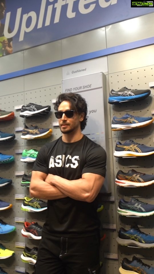 Tiger Shroff Instagram - @tigerjackieshroff unveiled the all-new ASICS store at @dlfmallofindia, Noida and mesmerized his fans with his moves and his style. Here’s a sneak peek of the event and the excitement that followed. #ASICSIN #SoundMindSoundBody