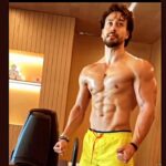 Tiger Shroff Instagram - This year has def made me stronger🙏and im not talking about lifting 200 plus kgs or running faster than normal😅…Lookin at my resolutions ✨🙏🥋🏋️‍♀️🎥📸⚡️🔥