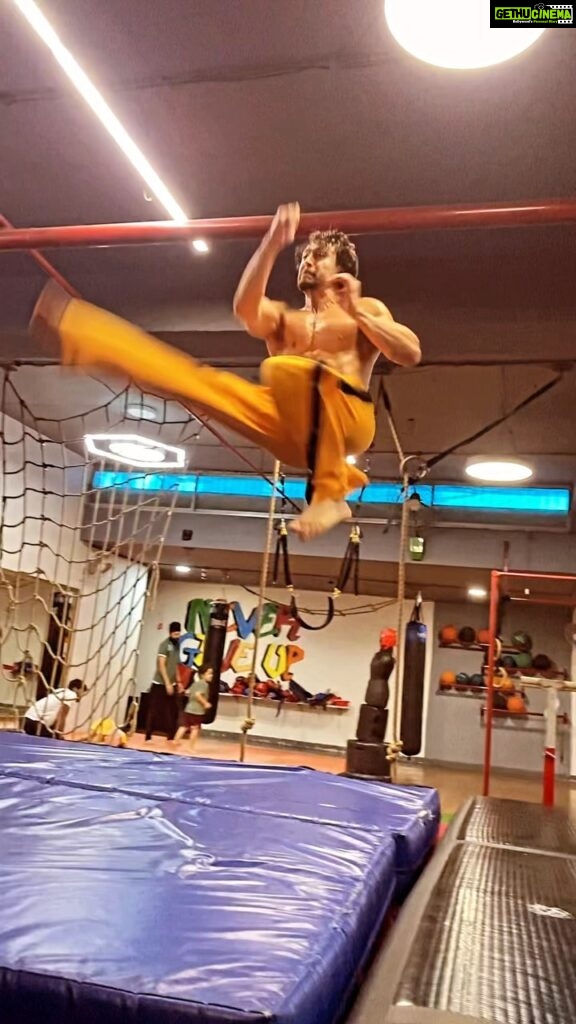Tiger Shroff Instagram - Donno wtf they call this but it randomly came in my dreams😅so i thought i could do it…anddd who said dreams dont come true💭⚡️😁#levelup