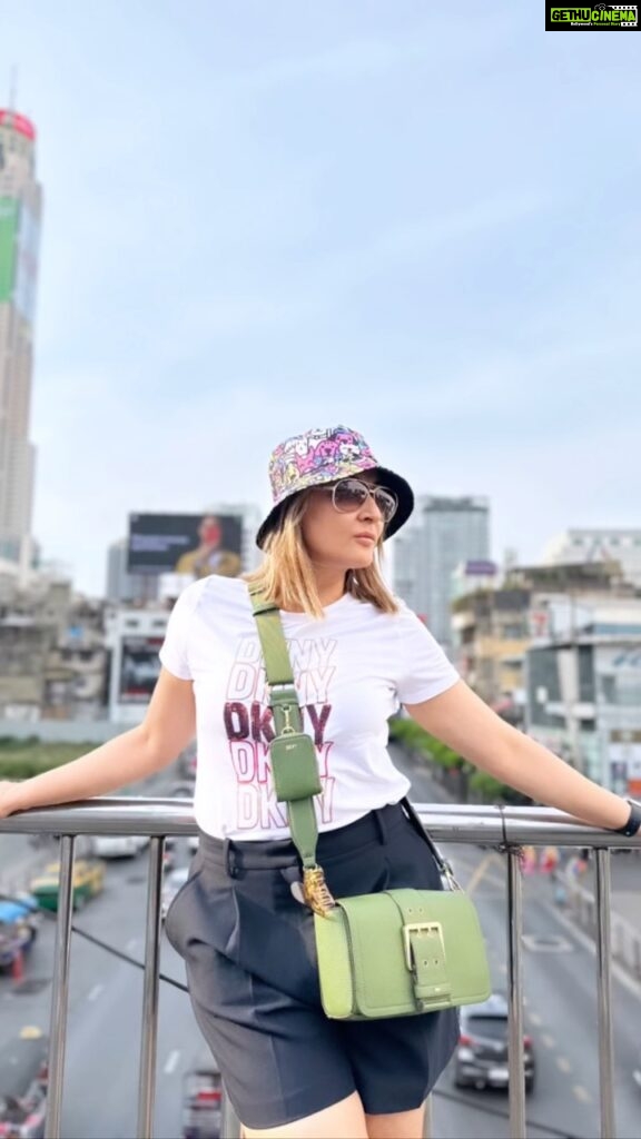 Urvashi Dholakia Instagram - NOT WITHOUT MY HAT🤪😁🥰 #love #my #hat #family #trip #moments .. thank u @sagardholakia @kshitijdholakia for these beautiful memories ❤️ : : #urvashidholakia #reels #instagram #madness #reelitfeelit #holiday #throwback #memories #blessed #love #reelkarofeelkaro #trending #music #yeah #❤️