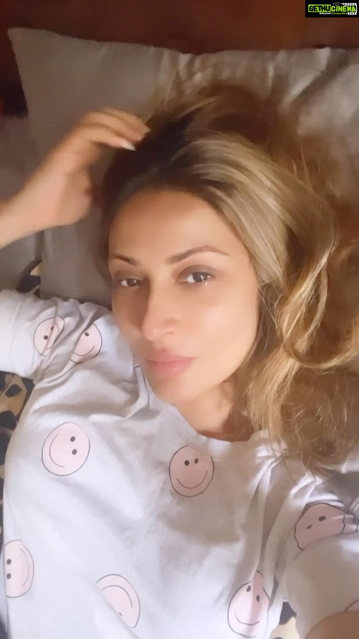 Urvashi Dholakia Instagram - Totally UNFILTERED π #nomakeup #nofilter !! JUST ME π : : #monsoon #vibes #rainyday #urvashidholakia #tuesday #feeling #reels #reelitfeelit #instagram #reelkarofeelkaro #lifeisgood #lifeisbeautiful #love #gratitude #β€οΈ
