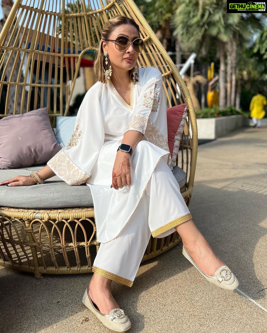 Urvashi Dholakia Instagram - Meri safedi tumhaari safedi se safed kaise ππ€ͺ #afternoon #party #poolside : : #urvashidholakia #thailand #huahin #destination #wedding #holiday #family #time #love #gratitude Avani+ Hua Hin Resort