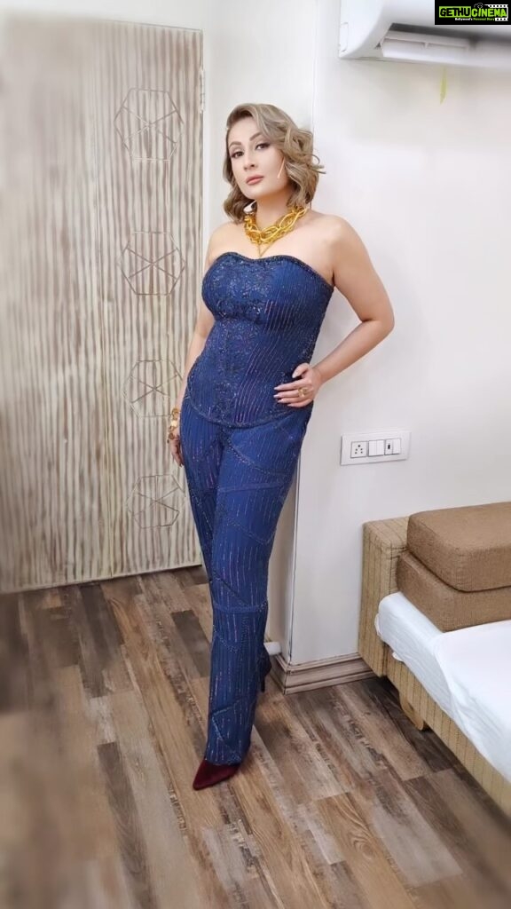 Urvashi Dholakia Instagram - APPEARANCE READY 💋 : Styled by : @stylingbyvictor @sohail__mughal___ Outfit by : @dlmayaofficial Assisted by : @styleby_antara Makeup : @makeupbynayan Hair : @kamaljeet_kaur_79 Accessories : @shaecollections : : #urvashidholakia #thekapilsharmashow #onstage #bts #get #set #go #reels #glam #look #style #fashion #game #on #💋 #blonde #hair #life #is #good #gratitude #reelsinstagram #reelitfeelit