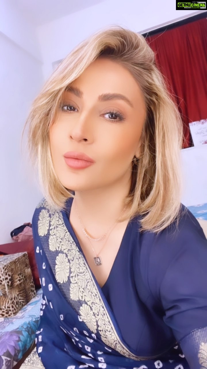 Urvashi Dholakia Instagram - Naari in a Saree 💋🥰 : : #urvashidholakia #reels #reelsinstagram #indian #saree #look #style #womanpower #ootd #desigirl #gratitude #blessed #love #❤️