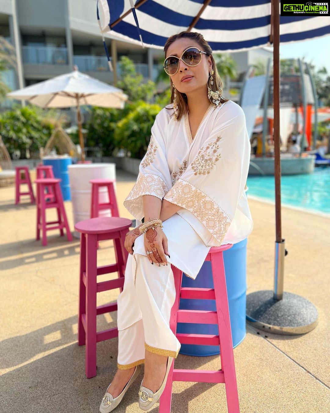 Urvashi Dholakia Instagram - Meri safedi tumhaari safedi se safed kaise ππ€ͺ #afternoon #party #poolside : : #urvashidholakia #thailand #huahin #destination #wedding #holiday #family #time #love #gratitude Avani+ Hua Hin Resort